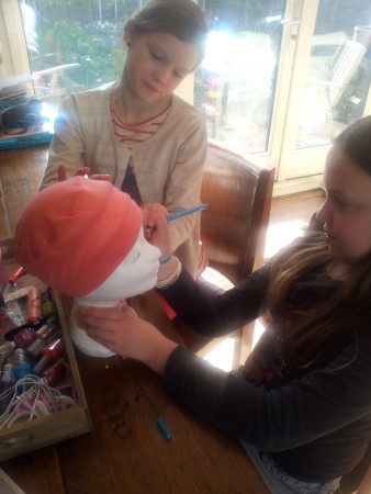 de pruikenpop versieren met Sterre