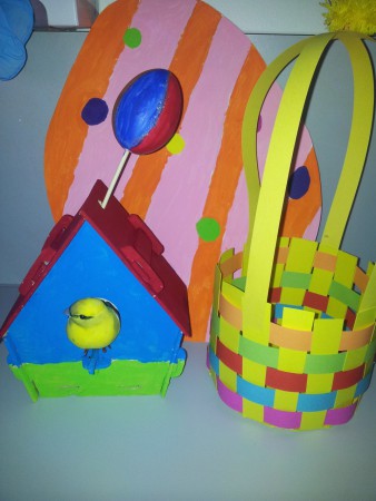 paasstukjes maken tijdens het wachten op een operatie in het ziekenhuis