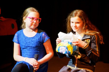 voorstelling van groep 7. Isa met haar bff Sterre